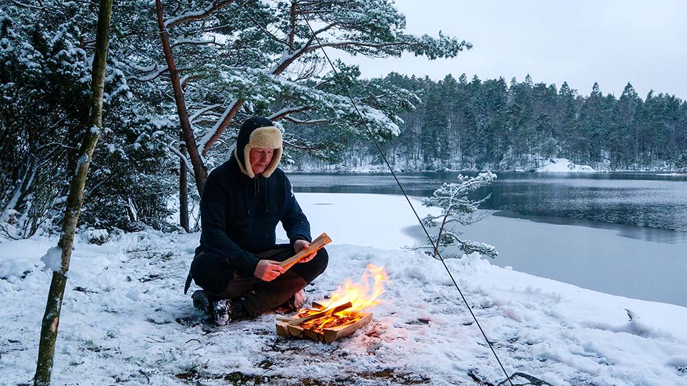 Solo-Winter-Camping-snow-tarp